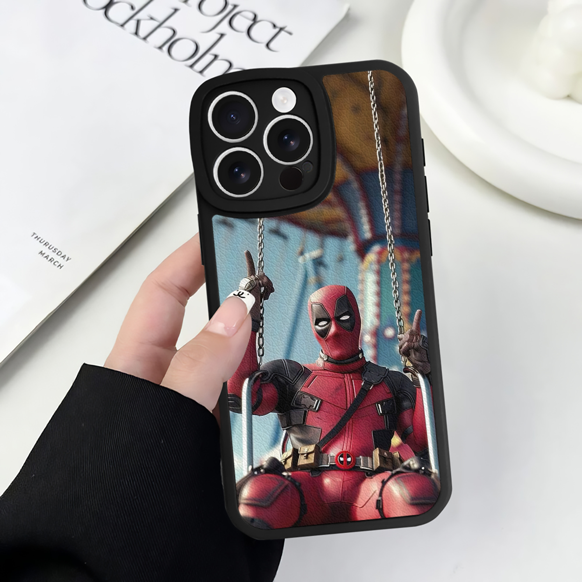 （画像用） Deadpool デッドプール 【iPhone 16シリーズ対応】シリコンスマホケース（レザー調） 材質：シリコン